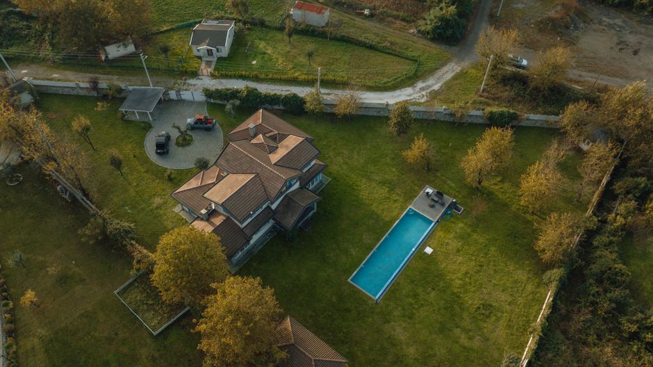 Vue aérienne d'une maison et de son couloir de nage dans le jardin